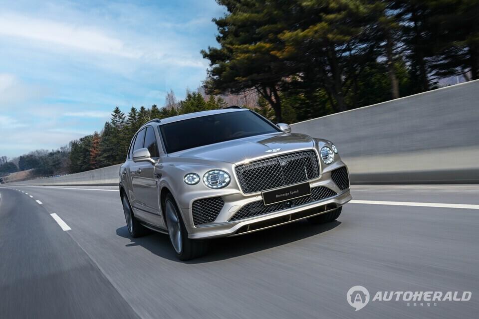 더 뉴 벤테이가 스피드의 스포츠 모드는 이전보다 더 넓은 세팅 변화 폭을 지녀 고성능 SUV의 잠재력을 한계까지 끌어올린다.(벤틀리 제공)