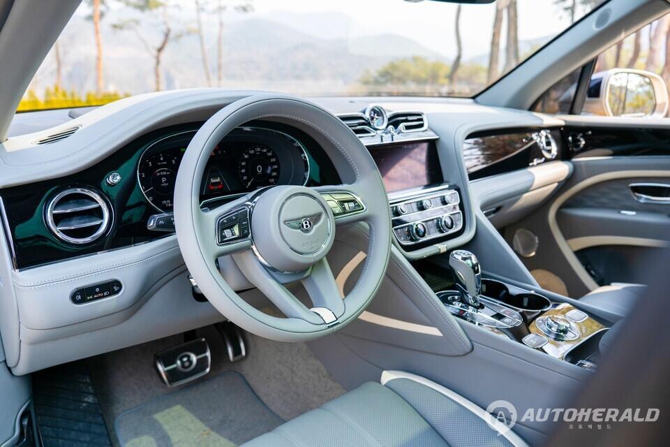 더 뉴 벤테이가 스피드의 내외장에 적용된 새로운 디자인 요소는 퍼포먼스 럭셔리 SUV의 감성을 장인정신으로 승화시켰다.(벤틀리 제공)