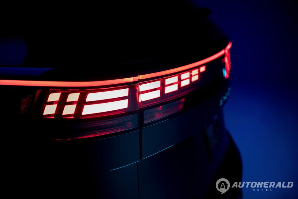 신형 아틀라스의 후면 디자인. 얇은 LED 테일램프와 픽셀 그래픽을 강조한 수평형 라이트가 적용됐다. (폭스바겐 제공)