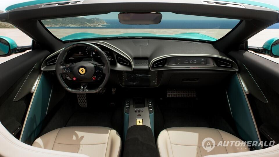 해당 모델 실내는 페라리 최신 인터페이스가 적용된 듀얼 콕핏 구조를 기반으로 설계됐다.(페라리 제공)