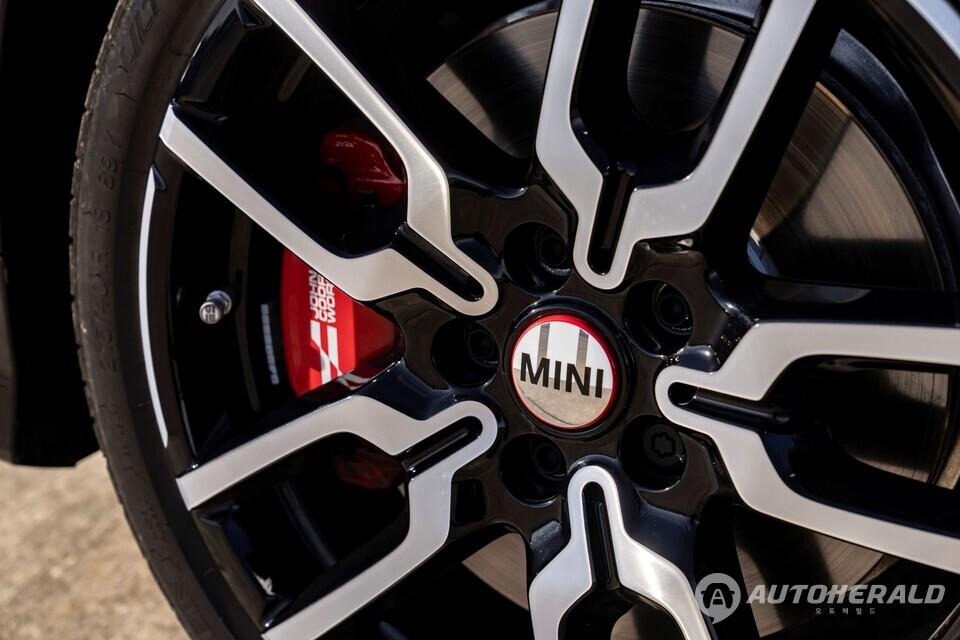 이번 에디션은 순수전기 모델인 '디 올-일렉트릭 MINI JCW'와 내연기관 모델인 '더 MINI JCW' 두 가지 모델로 선보인다.(미니코리아 제공)