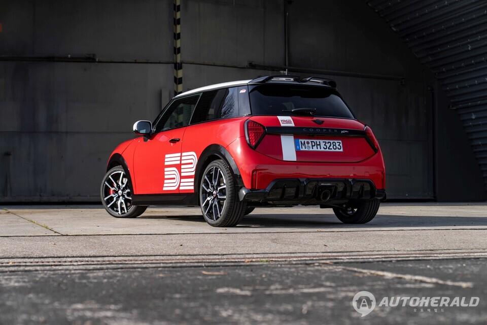 신차는 디 올-일렉트릭 MINI JCW 빅토리 에디션 25대, 더 MINI JCW 빅토리 에디션 50대만 한정 판매된다.(미니코리아 제공)