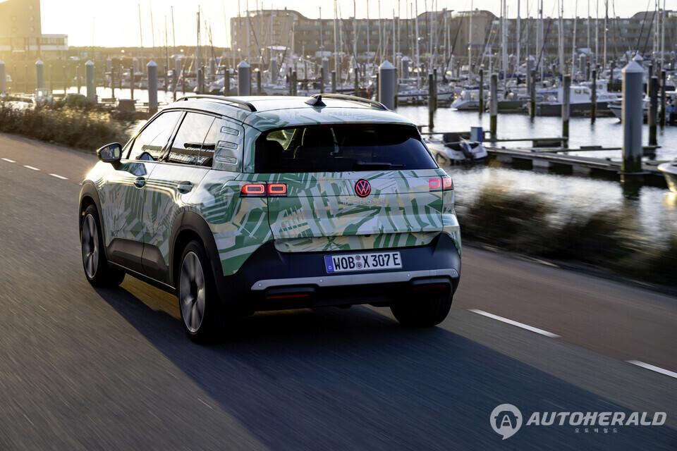 폭스바겐 ID. 크로스 프로토타입 주행 모습. 2026년 유럽 출시 예정 모델이다.(폭스바겐 제공)