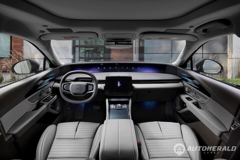 링컨 노틸러스 하이브리드는 고요하면서도 역동적인 주행력을 자랑한다. (에프엘오토 제공)