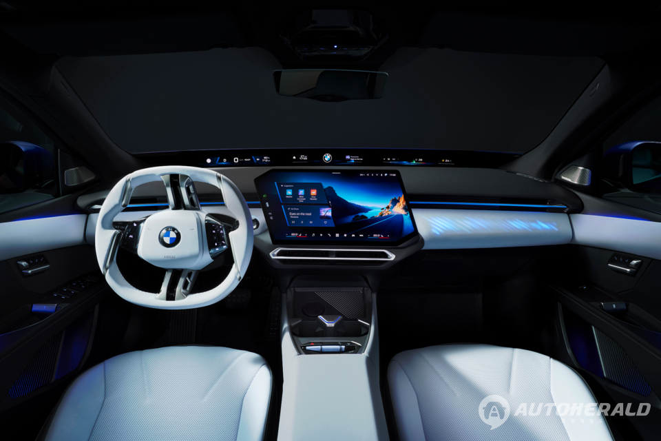 BMW 파노라믹 iDrive가 적용된 i3 실내, 디지털 인터페이스 중심 구조를 갖고 있다. (BMW 제공)