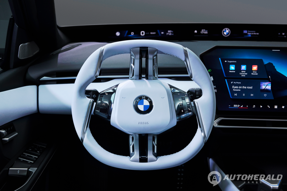 멀티펑션 버튼과 샤이 테크가 적용된 BMW i3 스티어링 휠이 보인다. (BMW 제공)