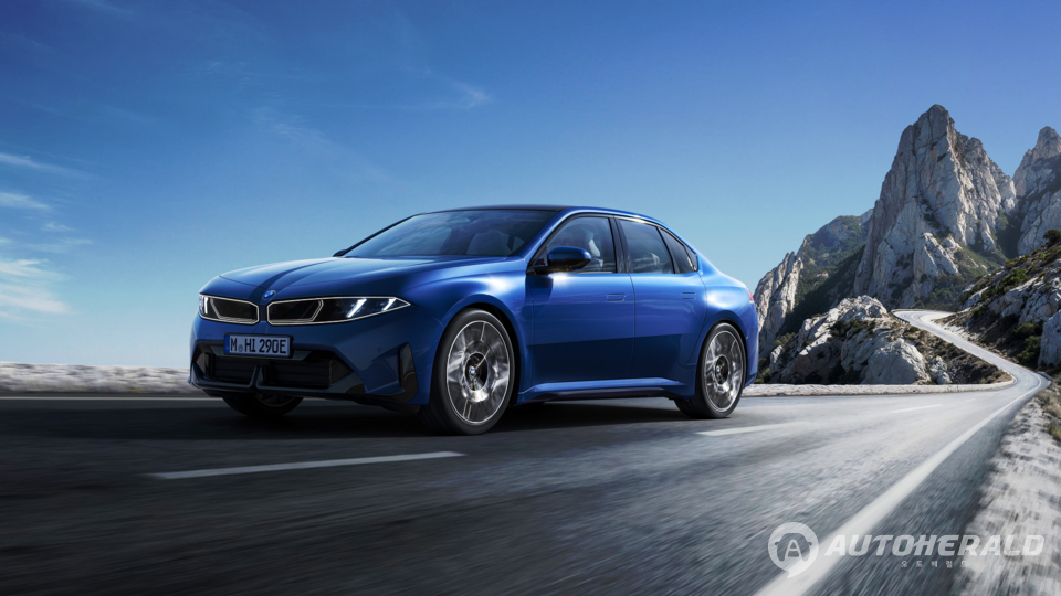 정통 세단의 비율을 갖춘 BMW i3. 노이에 클라쎄 디자인 언어를 반영했다. (BMW 제공)