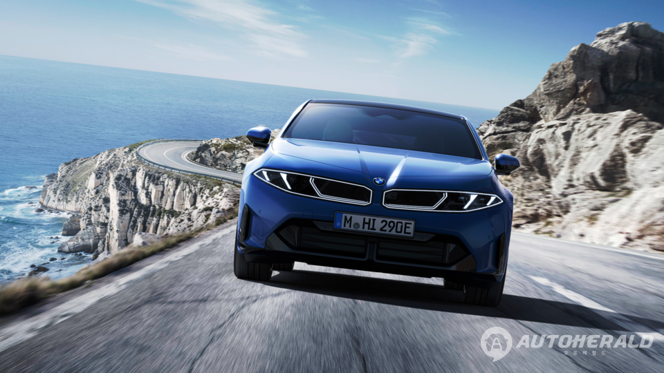 수평형 키드니 그릴과 샤크 노즈 디자인을 적용한 BMW i3 전면부. (BMW 제공)