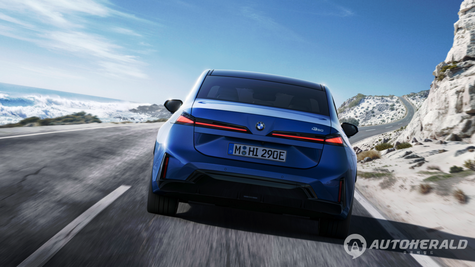 L자형 리어램프와 넓은 차체 비율을 강조한 BMW i3 후면 디자인. (BMW 제공)