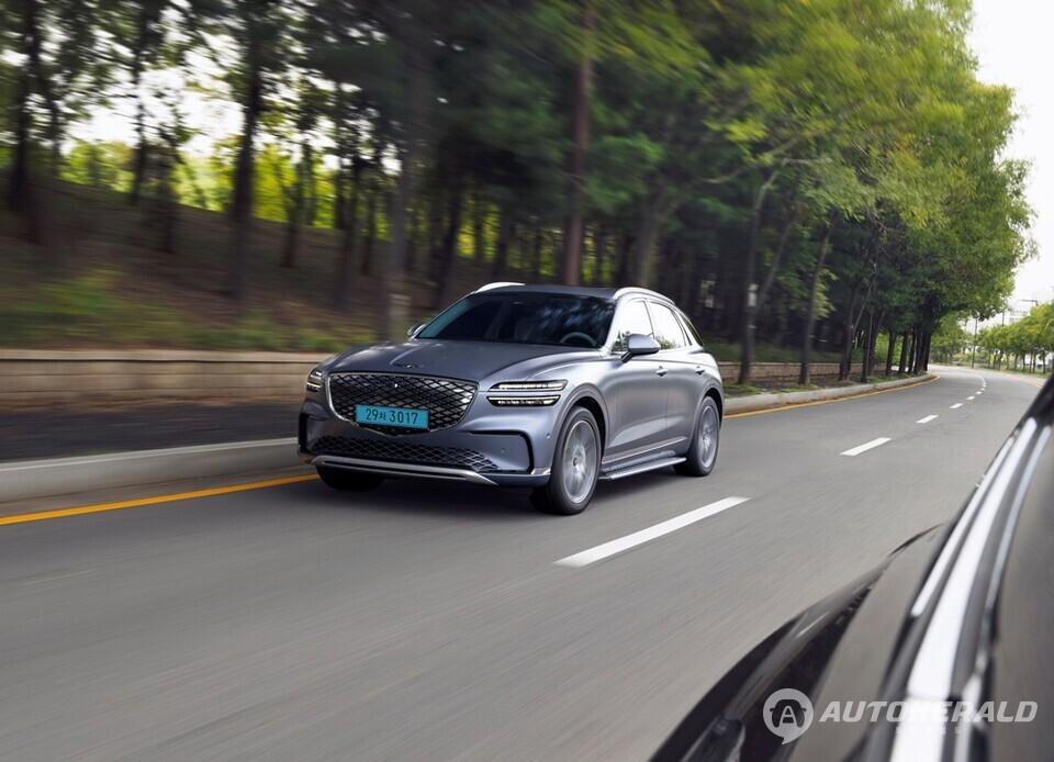 럭셔리 중형 SUV 전기차로서 입지를 굳힌 2027 GV70 전동화 모델은 차급을 뛰어넘는 편의 사양을 제공한다. (제네시스 제공)