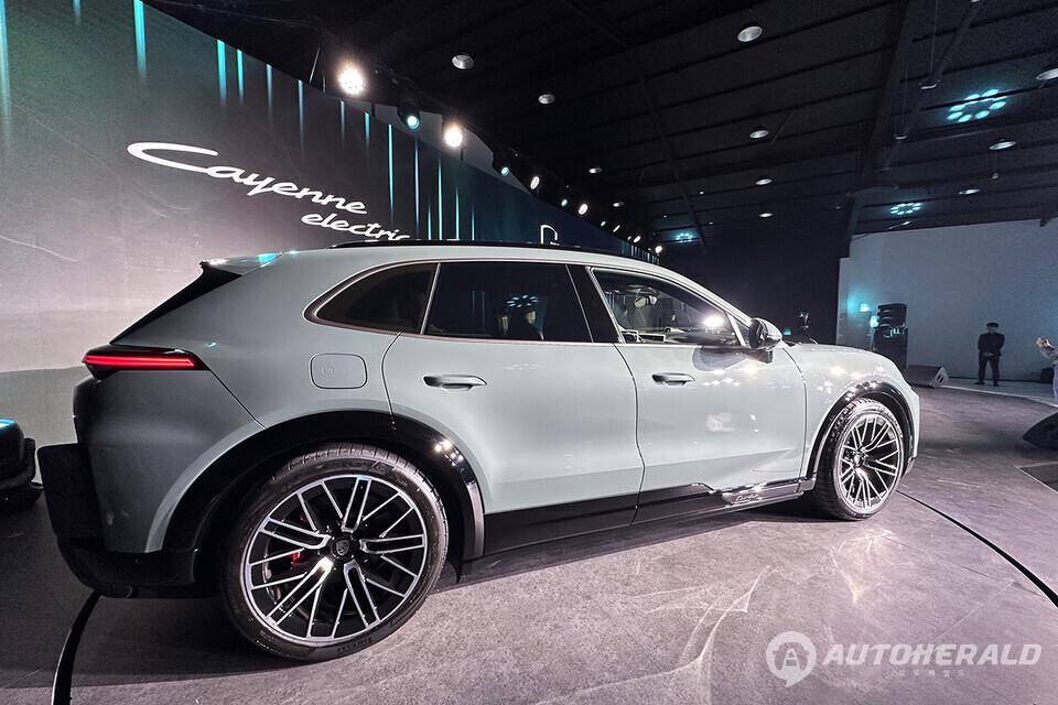 배터리는 113kWh 용량의 고전압 시스템이 적용되며, WLTP 기준 1회 충전 주행거리는 기본형 642km, 터보 모델 623km다(오토헤럴드 김훈기 기자)