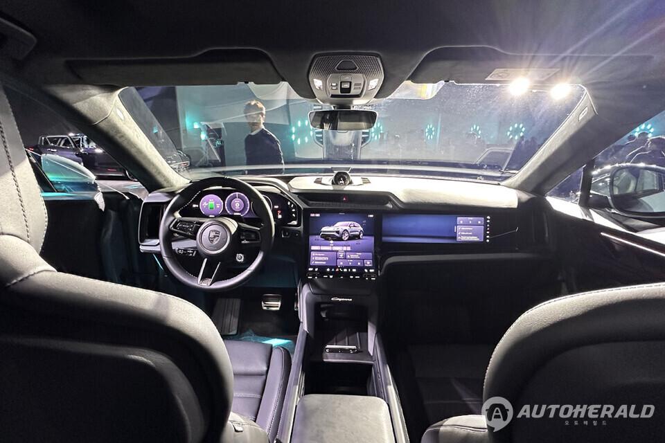 실내는 휠베이스가 130mm 늘어나며 공간 활용성이 개선됐다(오토헤럴드 김훈기 기자)