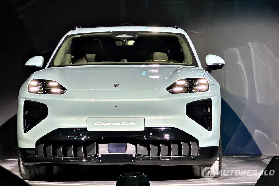 해당 모델의 국내 판매 가격은 카이엔 일렉트릭이 1억 4230만 원, 터보 모델은 1억 8960만 원부터 시작한다(오토헤럴드 김훈기 기자)