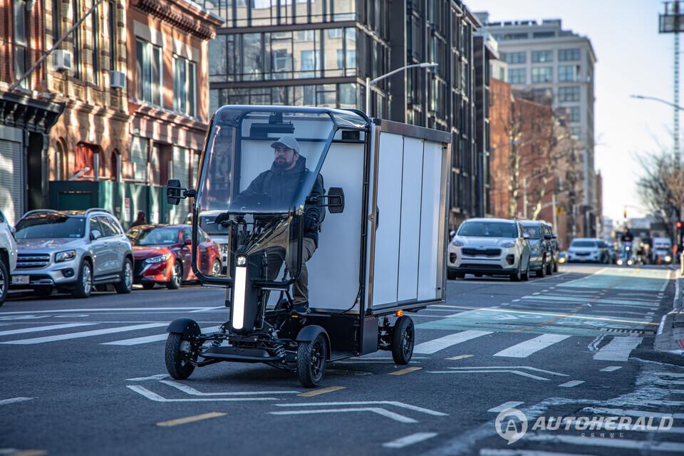 혼다 ‘패스트포트 eQuad’가 미국 뉴욕 도심 자전거 도로에서 주행 테스트를 진행하고 있다. (혼다 제공)