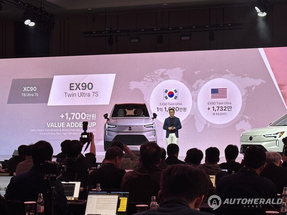 볼보자동차가 브랜드 기술력을 집약한 순수 전기 플래그십 SUV 'EX90'을 1일 국내에 공식 출시했다(오토헤럴드 김훈기 기자)