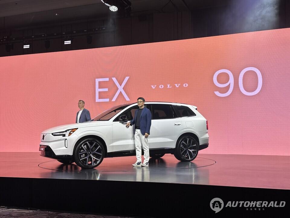 EX90은 스칸디나비아 디자인과 볼보의 안전 철학을 기반으로 개발된 플래그십 전기 SUV이다(오토헤럴드 김훈기 기자)