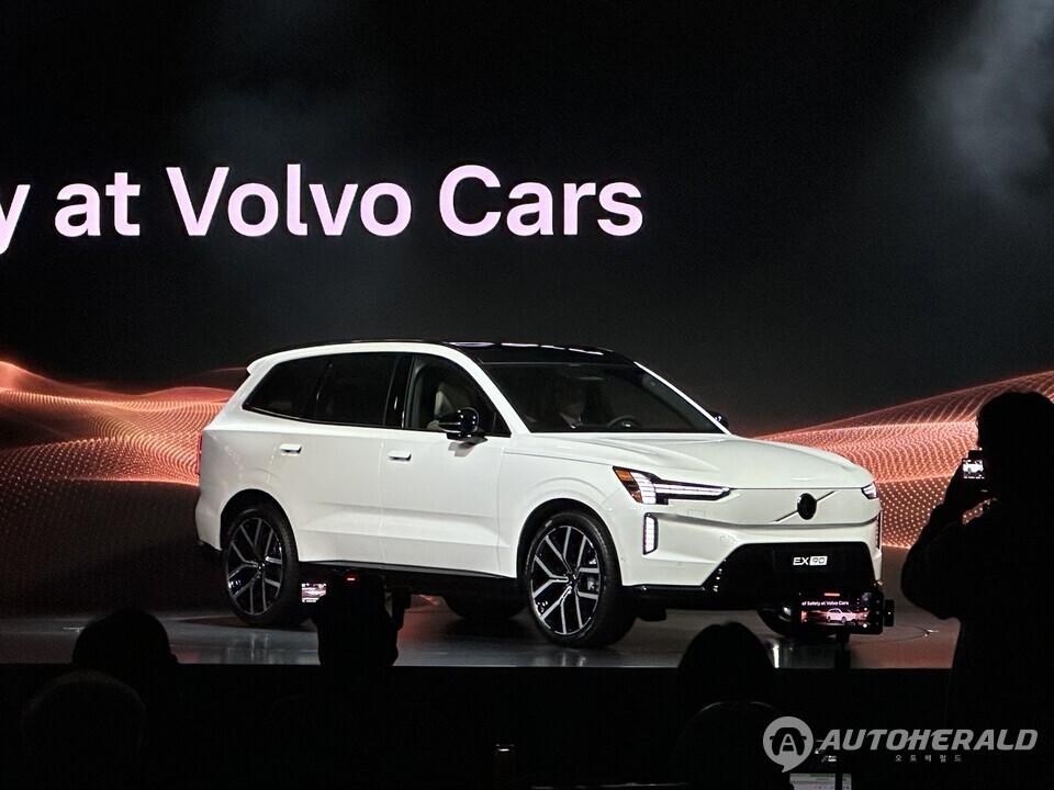 EX90은 106kWh 배터리와 듀얼 모터 AWD 시스템을 기반으로 기본 모델은 최고 456마력, 퍼포먼스 모델은 최대 680마력을 발휘한다(오토헤럴드 김훈기 기자)