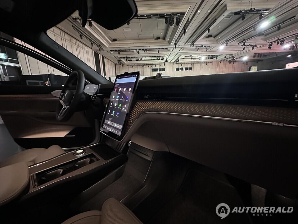 EX90 실내는 ‘웰빙’을 핵심 키워드로 설계됐다(오토헤럴드 김훈기 기자)