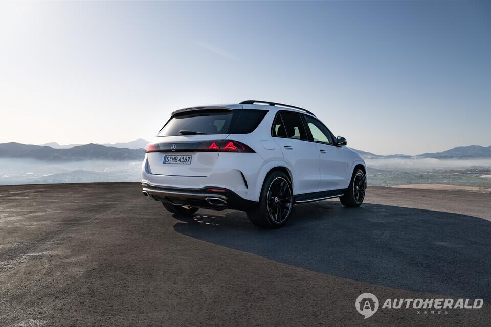 GLE 후면 디자인. 입체적인 LED 테일램프 그래픽과 넓은 차체 비율로 안정적인 이미지를 완성했다. (메르세데스 벤츠 제공)