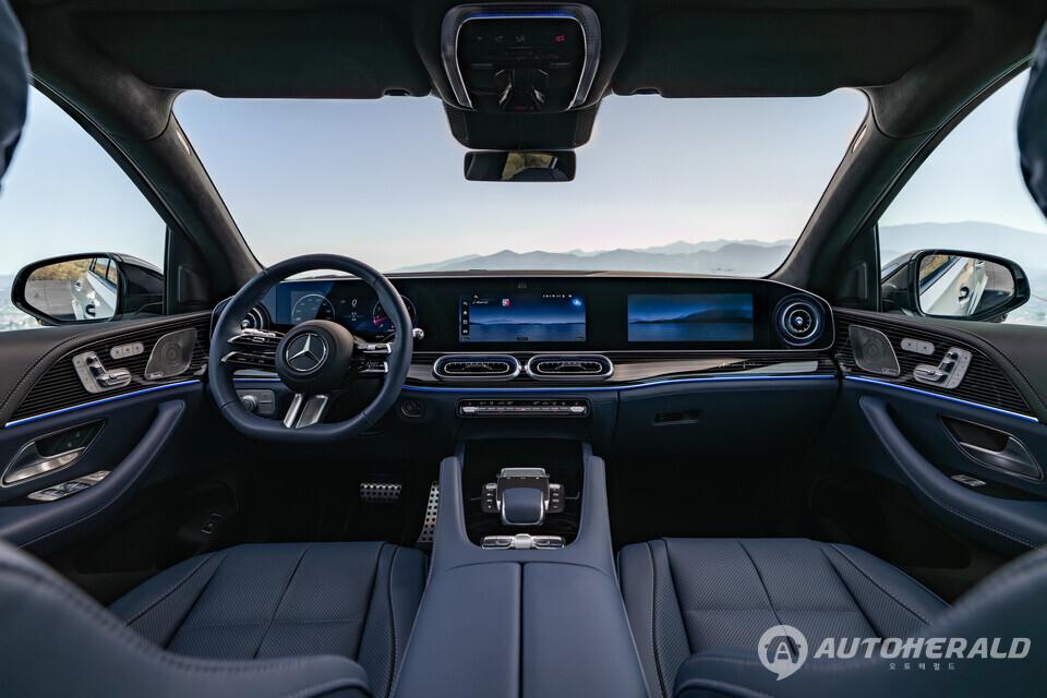 GLE 실내. MBUX 슈퍼스크린과 디지털 인터페이스를 적용해 차량 기능과 인포테인먼트를 통합했다. (메르세데스 벤츠 제공)