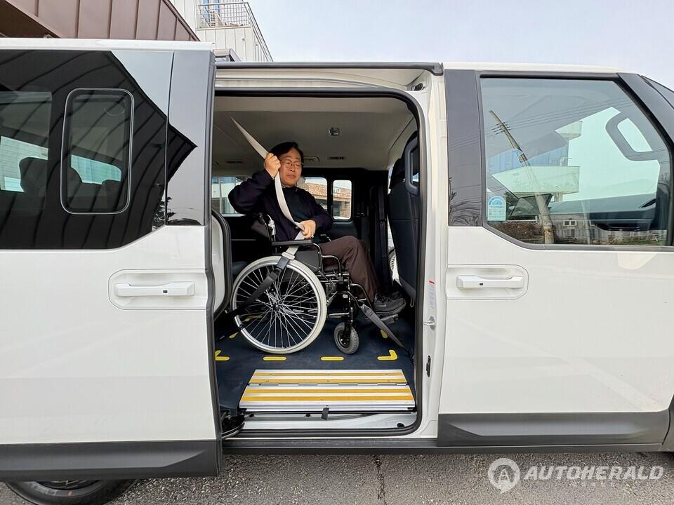 직접 체험한 휠체어 2열 시승 체험에서도 고정력이 견고해 전혀 불안하지 않았다. (오토헤럴드 김흥식 기자)