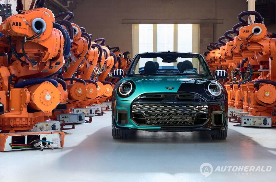 영국 옥스퍼드 공장에서 완성된 단 한 대의 맞춤형 모델 ‘MINI.01’. 독창적인 투톤 컬러와 JCW 디자인 요소가 결합된 특별 제작 차량이다. (미니 제공)