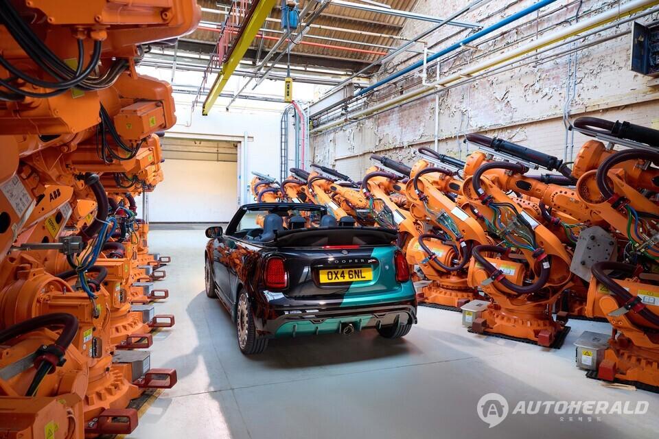 산업용 로봇이 늘어선 생산 라인을 지나가는 MINI.01. 공장 주도의 개인화 프로그램을 통해 완성된 상징적인 원오프 모델이다. (미니 제공)