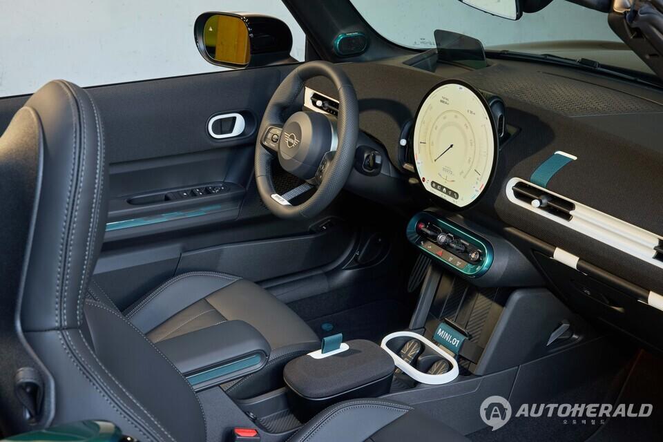 그린 컬러 포인트와 전용 배지를 적용한 MINI.01 실내. 대시보드와 토글 바, 스피커 하우징 등 곳곳에 맞춤형 디테일이 반영됐다. (미니 제공)