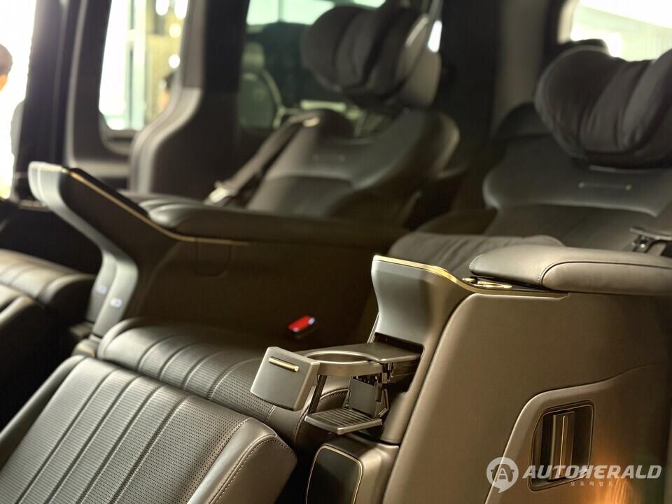 세미 애닐린 가죽과 다기능 암레스트를 적용한 2열 이그제큐티브 VIP 시트. (김흥식 기자)