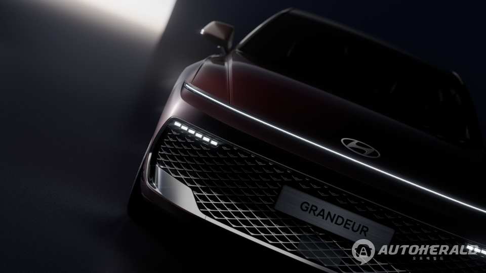 현대자동차가 플래그십 세단 '그랜저'의 부분변경 모델 '더 뉴 그랜저(The new Grandeur)'를 28일 공개했다(현대차)