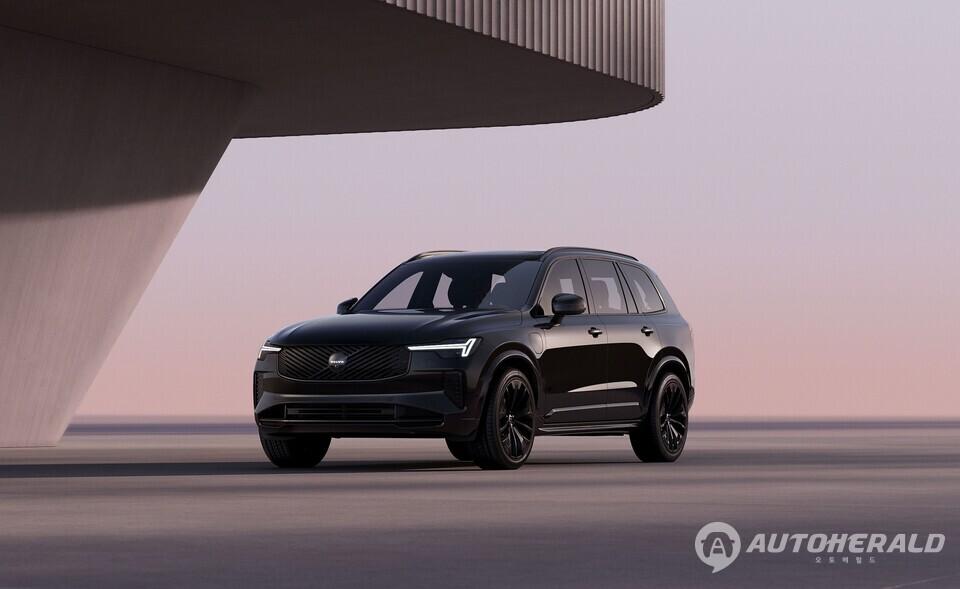 볼보자동차코리아가 플래그십 SUV 'XC90 블랙 에디션'을 오는 12일부터 온라인 한정 판매한다(볼보)