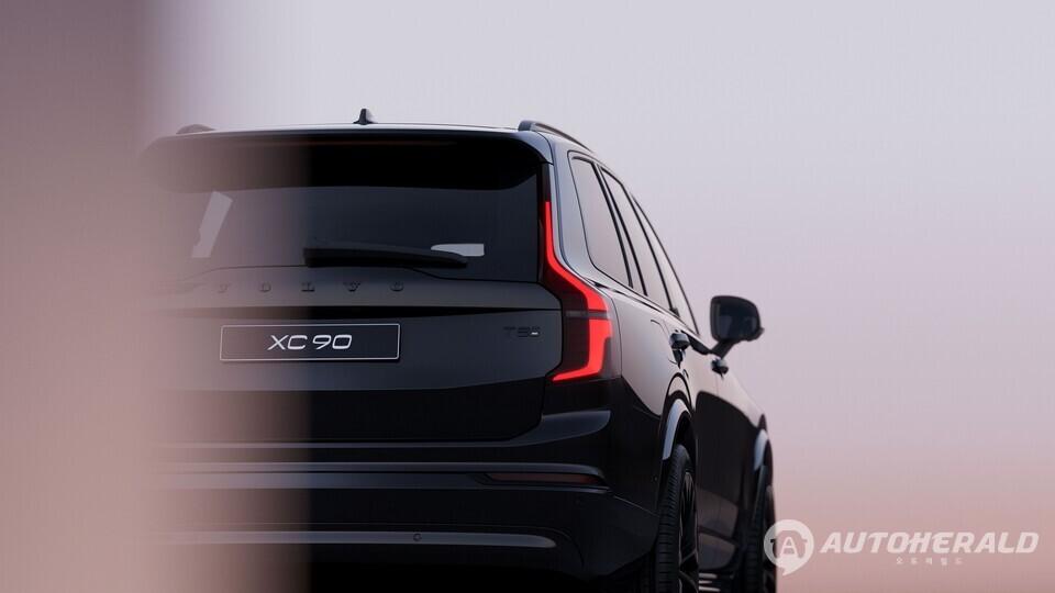 XC90 블랙 에디션은 블랙 컬러 중심의 전용 디자인 요소를 적용해 차별화된 분위기를 강조했다(볼보)