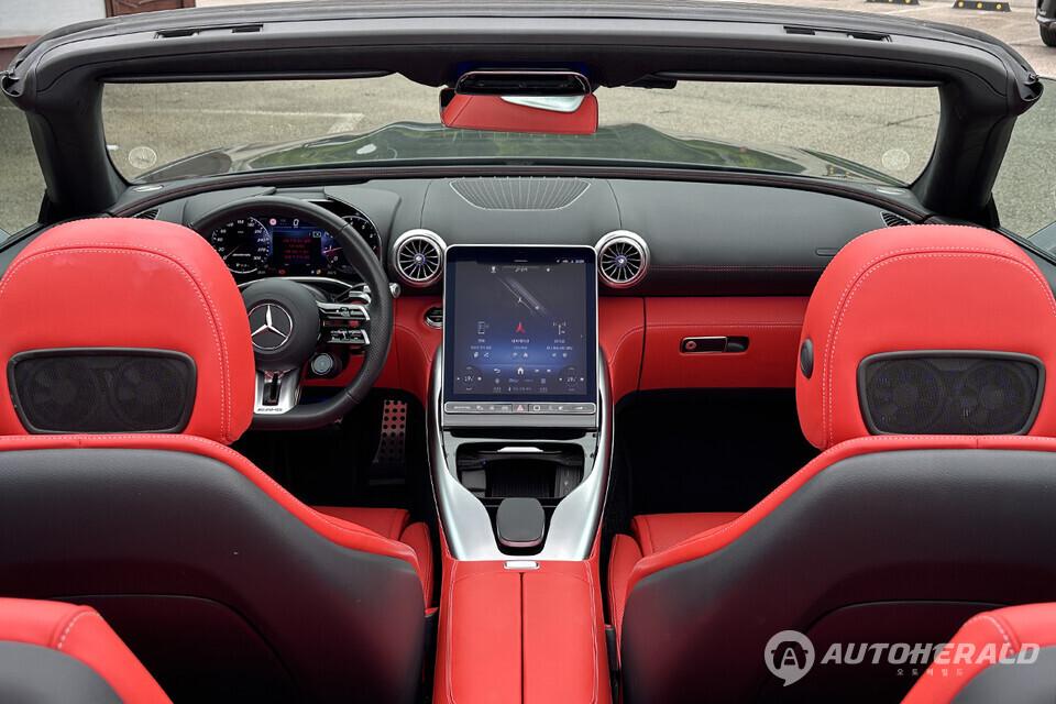 AMG SL 43 실내는 메르세데스 디지털 감성과 클래식 스포츠카 분위기가 예상보다 자연스럽게 어우러진다(오토헤럴드 김훈기 기자)
