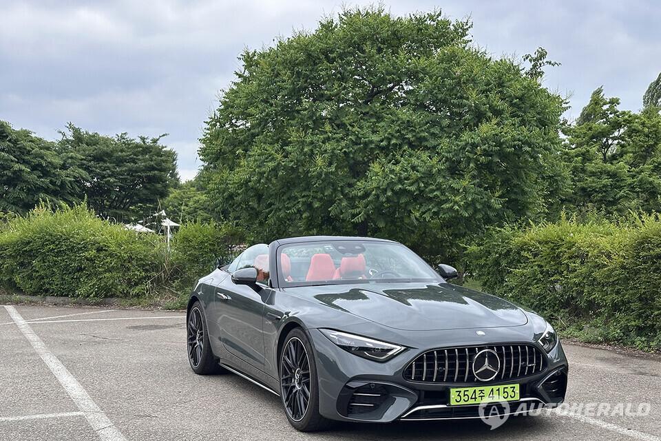 AMG SL 43은 생각보다 훨씬 높은 완성도를 보여주고, 무엇보다 AMG가 앞으로 어떤 방식으로 퍼포먼스를 정의할지를 보여주는 꽤 흥미로운 모델이라는 점에서 존재감이 분명하다(오토헤럴드 김훈기 기자)