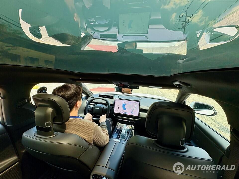 현대차 최초로 탑재된 안드로이드 오토모티브(AAOS) 기반 '플레오스 커넥트'는 연속 대화는 매끄럽지만 반응 속도(타임랙)에서 다소 아쉬움을 남겼다. (김흥식 기자)