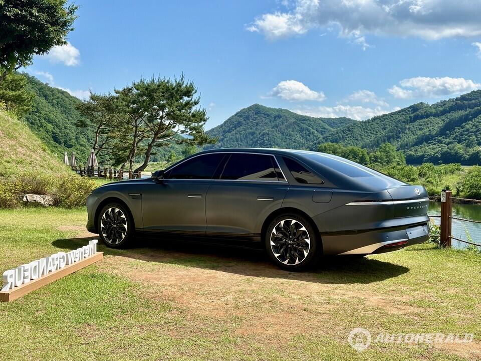 더 뉴 그랜저의 후면부. 매끄럽게 잡아당긴 성형 리프팅처럼 군더더기 없는 라인을 보여준다.(김흥식 기자)