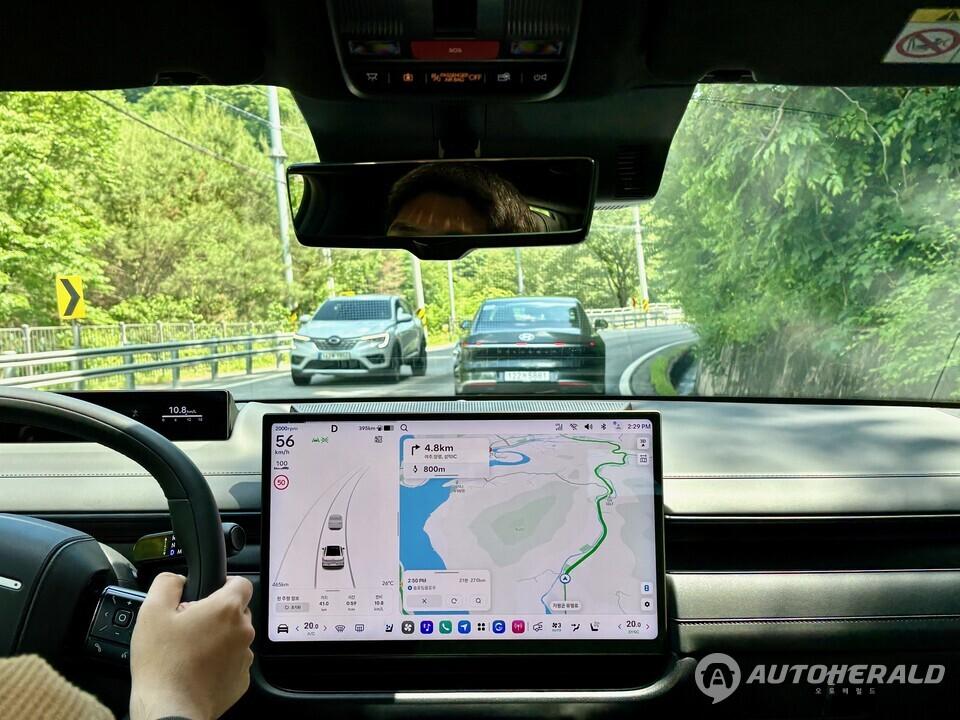 현대차 최초로 안드로이드 오토모티브(AAOS) 기반 '플레오스 커넥트'가 적용된 화면. 테슬라와 흡사한 디자인이다. (김흥식 기자)