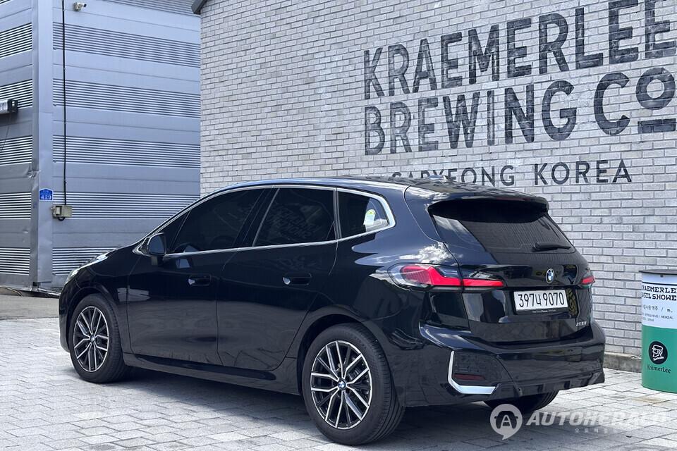 액티브 투어러는 대형 키드니 그릴과 날렵한 LED 헤드램프, 낮게 깔린 전면 인상을 통해 BMW 스포츠 액티비티 모델에 더 가까운 분위기를 연출한다(오토헤럴드 김훈기 기자)