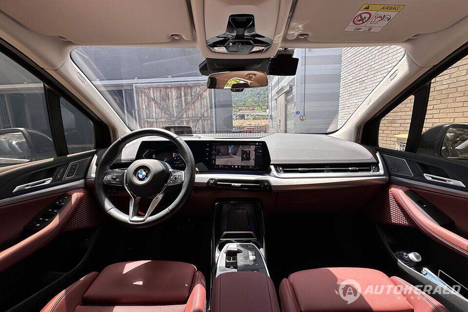 해당 모델 실내는 최신 BMW 디자인 언어가 적극 반영된 분위기가 눈에 띈다(오토헤럴드 김훈기 기자)
