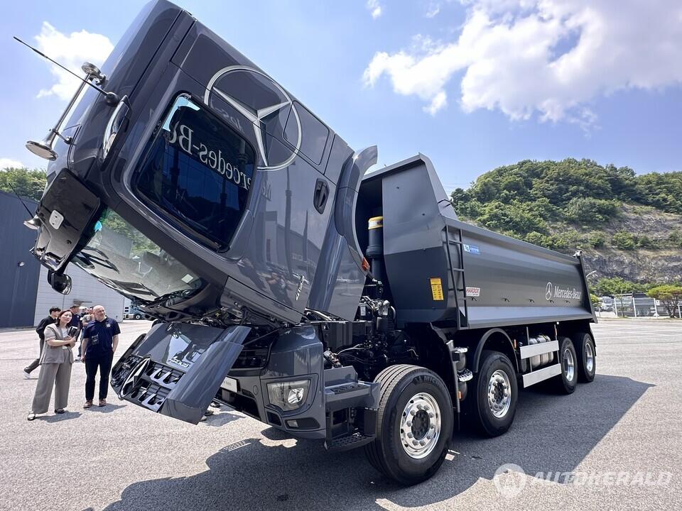 신차 동력계에는 최고출력 530마력, 최대토크 265kg.m의 강력한 힘을 자랑하는 3세대 OM471 엔진이 탑재됐다(오토헤럴드 김훈기 기자)