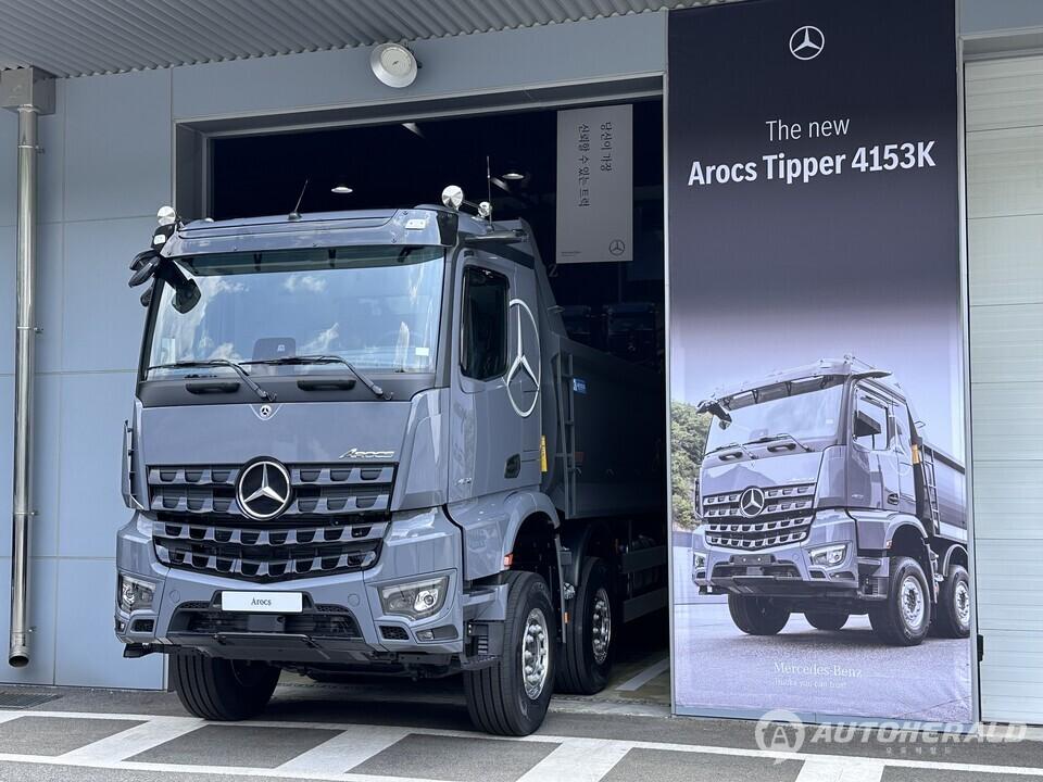 뉴 아록스 4153K 싱글리덕션 덤프에는 메르세데스 벤츠 트럭의 최첨단 안전 기술 패키지도 탑재됐다(오토헤럴드 김훈기 기자)
