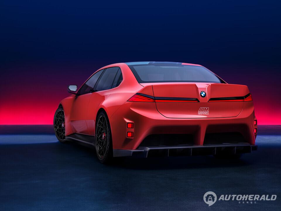 BMW M 콘셉트 노이어 클라쎄 후면부. 덕테일 스포일러와 대형 디퓨저, 입체적인 리어 램프를 적용해 공기역학 성능과 고성능 이미지를 강조했다. (BMW)