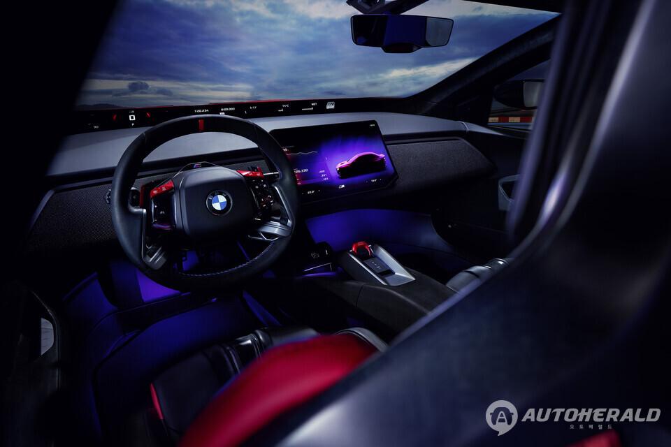 운전자 중심으로 설계된 BMW M 콘셉트 노이어 클라쎄의 실내는 M 전용 스티어링 휠과 파노라믹 디스플레이, 레이싱 감성을 담은 버킷 시트가 적용됐다. (BMW)