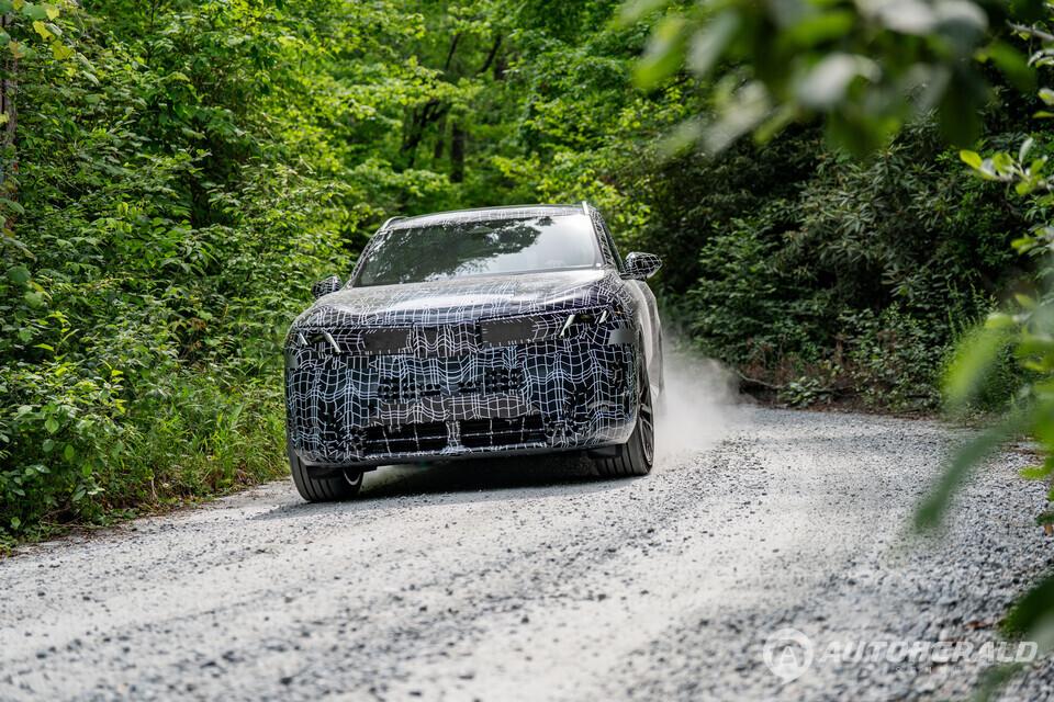 위장막을 두른 차세대 BMW X5가 비포장 테스트 코스를 달리며 최종 주행 성능 검증을 진행하고 있다. 신형 X5는 전기차와 수소연료전지 모델을 포함한 다양한 파워트레인 라인업으로 출시될 예정이다. (BMW)