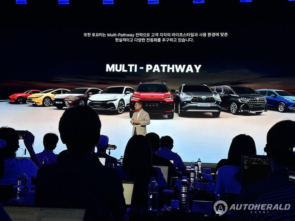 토요타 올 뉴 RAV4의 국내 판매 가격은 HEV XLE 4927만 원, HEV LIMITED 5746만 원, PHEV XSE 6160만 원, PHEV GR SPORT 6180만 원 등이다(오토헤럴드 김훈기 기자)