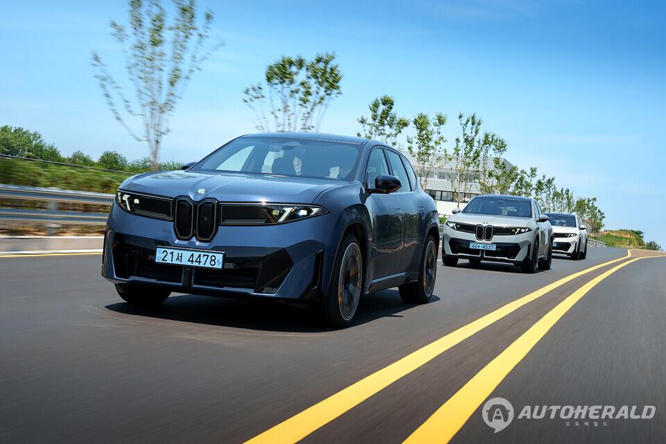 더 뉴 BMW iX3 외관은 시대를 초월한 디자인과 미래지향적인 감각이 조화를 이루며 BMW만의 정체성을 새롭게 구현했다(BMW)