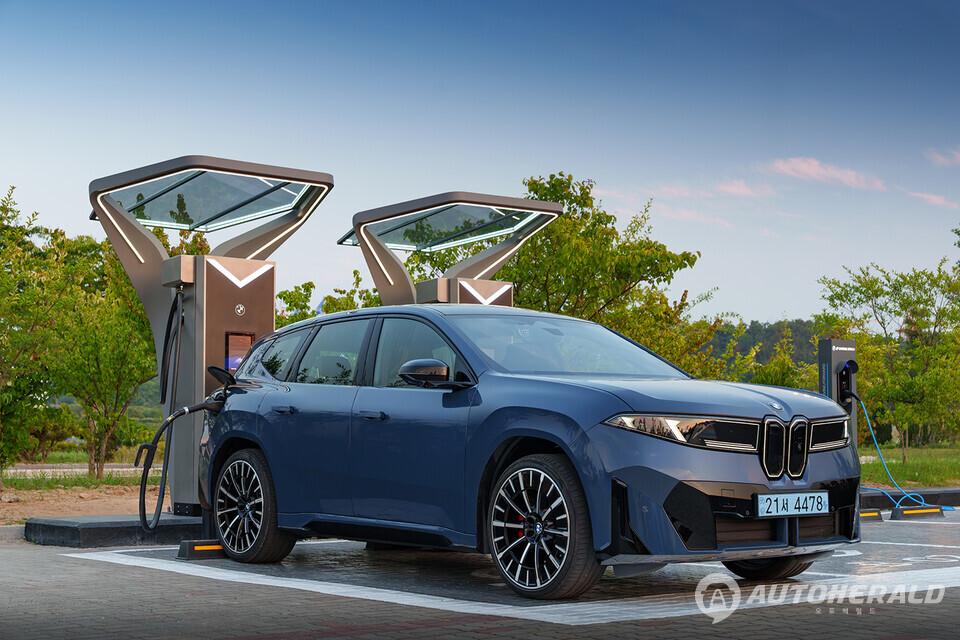 국내 판매 가격은 더 뉴 BMW iX3 50 xDrive SE가 7990만 원, 더 뉴 BMW iX3 50 xDrive M 스포츠가 8690~8710만 원, 더 뉴 BMW iX3 50 xDrive M 스포츠 프로가 9190 만원이다(BMW)