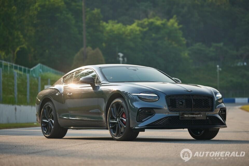 벤틀리가 ‘더 뉴 컨티넨탈 GT S’와 ‘더 뉴 컨티넨탈 GTC S’를 한국 시장에 공식 출시한다. (벤틀리)