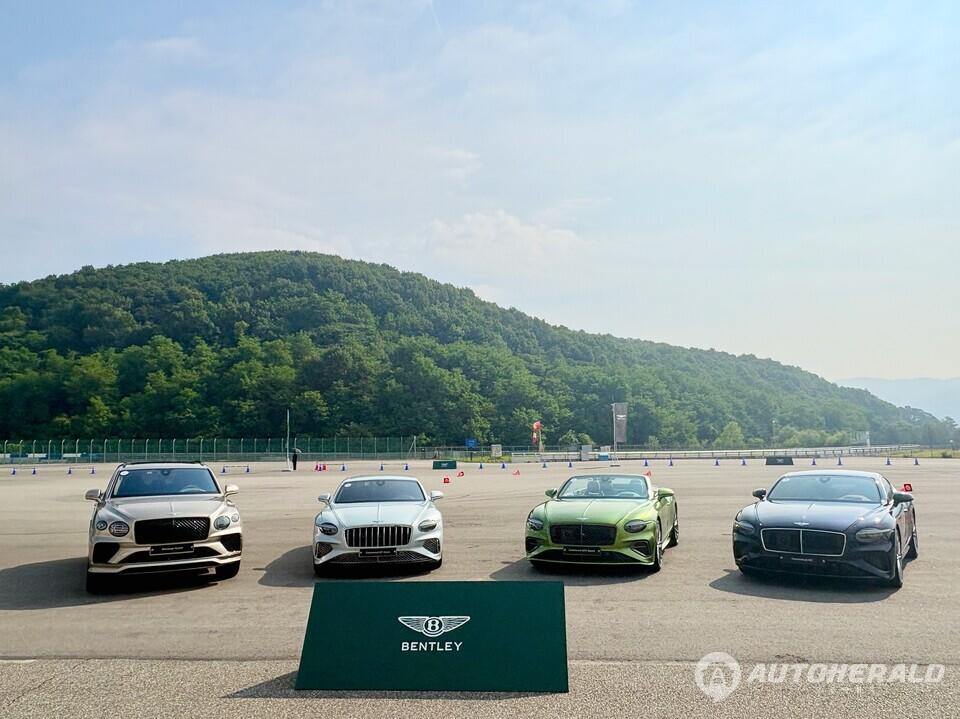 벤틀리 코리아가 국내에서는 처음으로 주력 라인업을 대상으로 슈퍼 스포츠카의 진가를 확인할 수 있는 서킷 행사를 개최했다. 사진 왼쪽부터 벤테이가, 컨티넨탈 GT 아주르, 컨티넨탈 GTC 아주르, 컨티넨탈 GT다. (오토헤럴드 김흥식 기자)