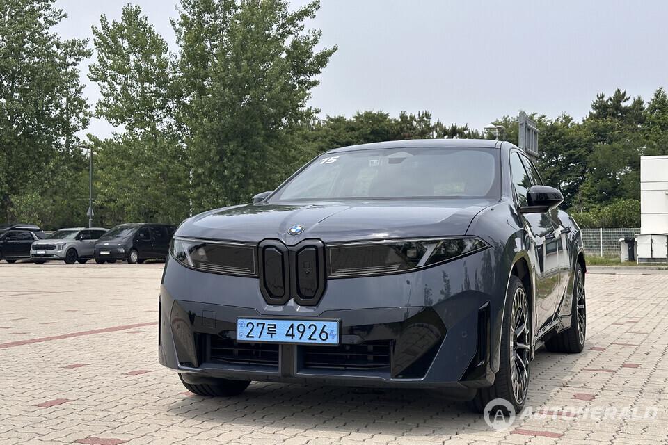 BMW가 신형 iX3를 통해 강조하는 부분은 숫자 경쟁을 넘어 BMW 특유의 주행 감성과 운전 재미를 구현하는 데 초점을 맞췄다(오토헤럴드 김훈기 기자)
